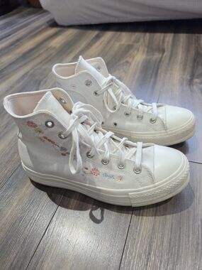 Converse Chuck Taylor All Star Lift Platform Floral Embroidered Women’s 9